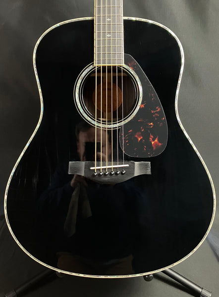 Yamaha LL16D Deluxe ARE Original Jumbo Acoustic-Electric Guitar Gloss Black w/ Case