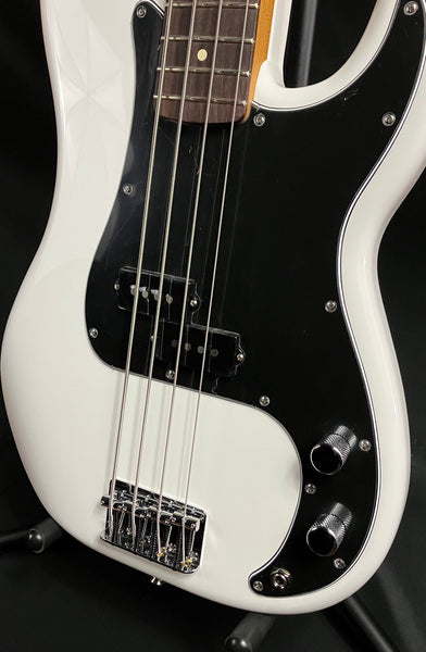 Fender Player II Precision Bass 4-String Bass Guitar Polar White Finish