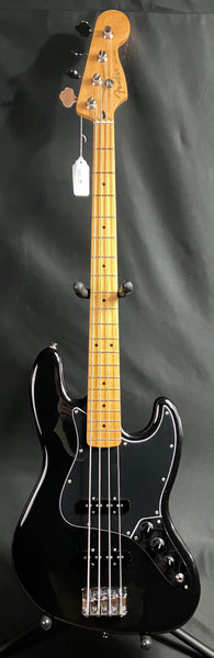 Squier Classic Vibe 70's Jazz Bass 4-String Bass Guitar Gloss Black