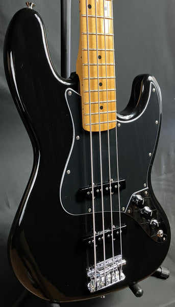 Squier Classic Vibe 70's Jazz Bass 4-String Bass Guitar Gloss Black