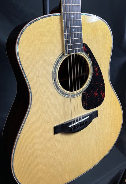 Yamaha LL16D Deluxe ARE Original Jumbo Acoustic-Electric Guitar Gloss Natural w/ Case