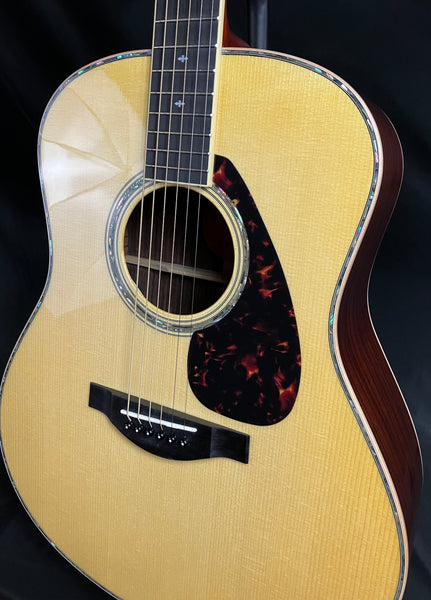 Yamaha LL16D Deluxe ARE Original Jumbo Acoustic-Electric Guitar Gloss Natural w/ Case